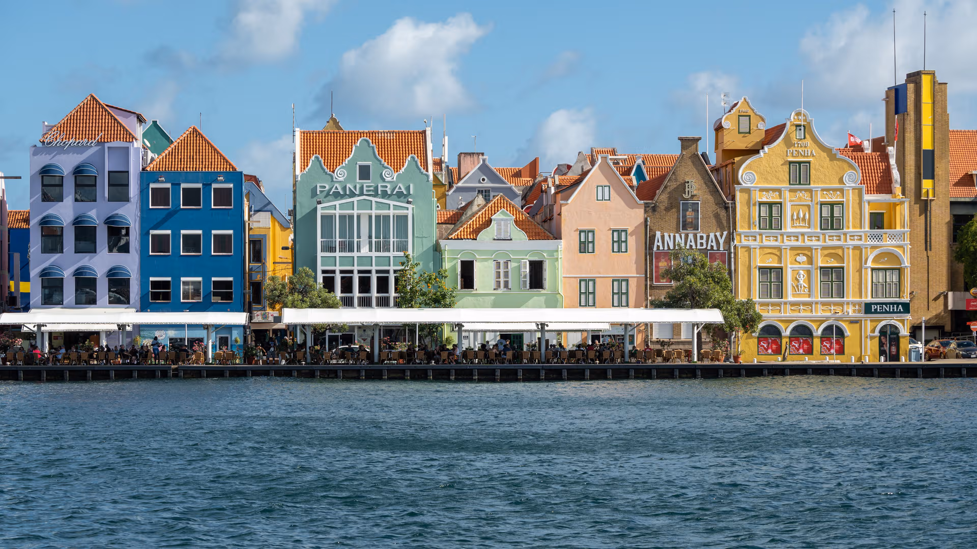 Fachadas coloniais coloridas na Handelskade, em Willemstad, Curaçao