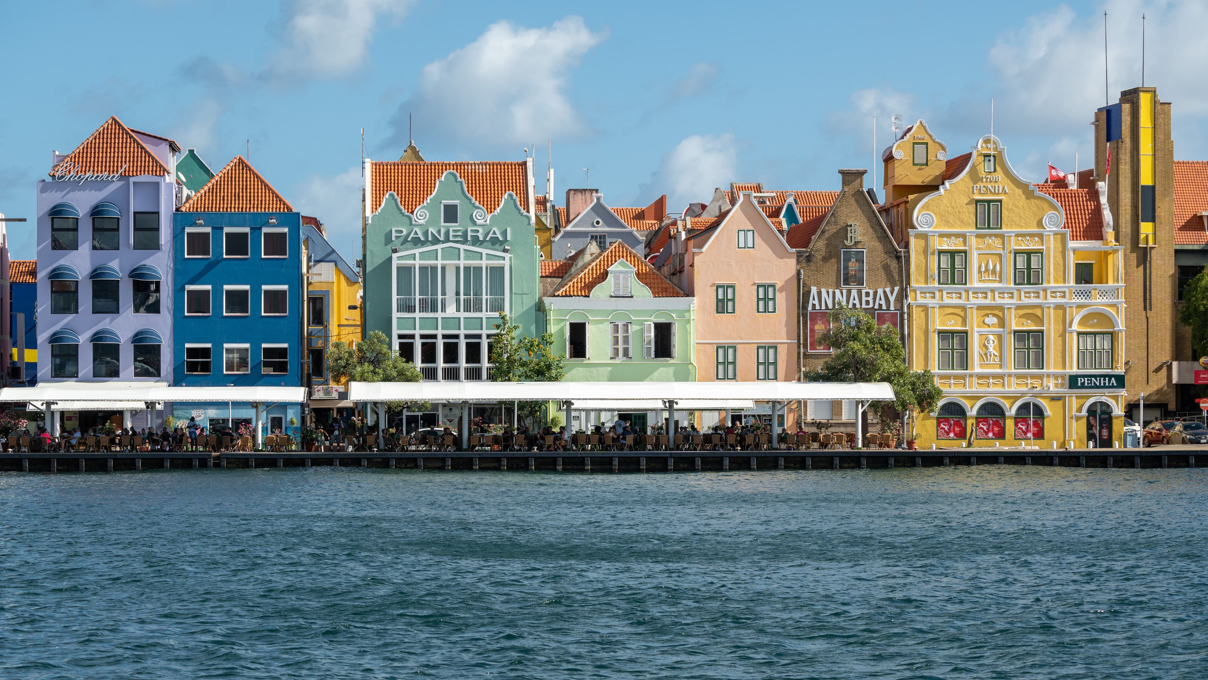 Fachadas coloniais coloridas na Handelskade, em Willemstad, Curaçao