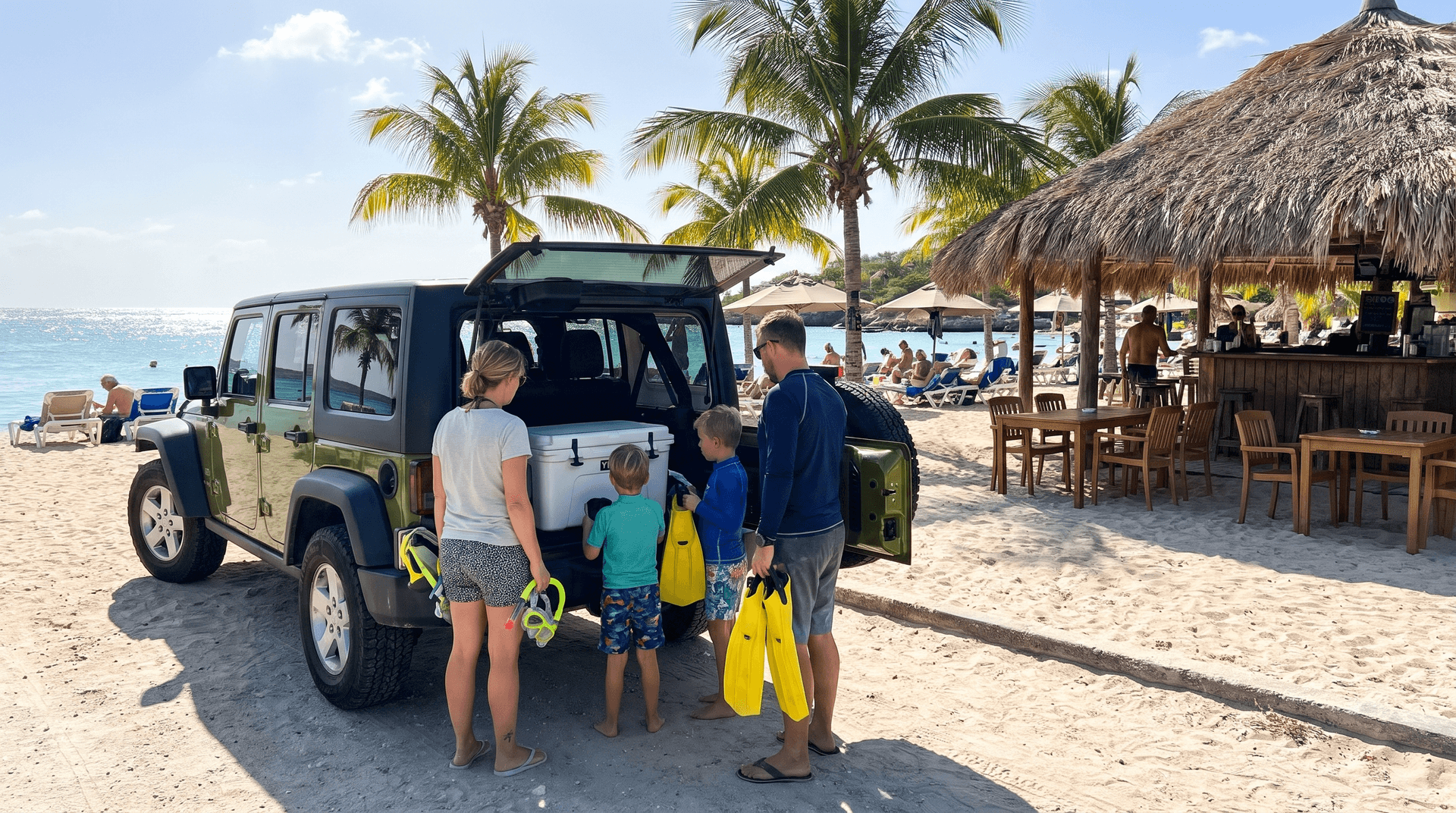Gezin laadt snorkeluitrusting uit een groene Jeep bij het strand van Jan Thiel op Curaçao