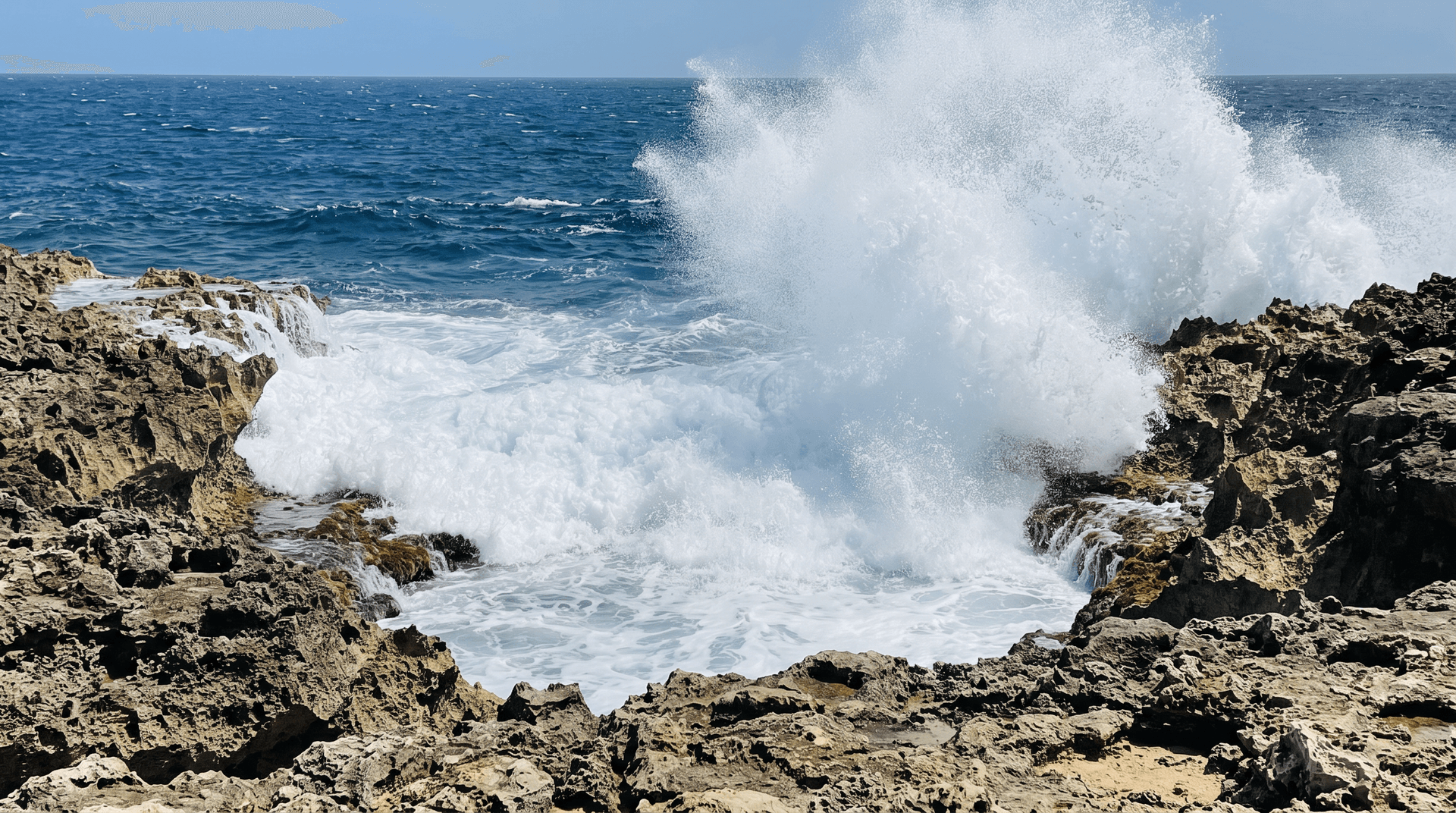 Olas rompiendo contra los acantilados de piedra caliza de la costa norte de Curazao en Shete Boka