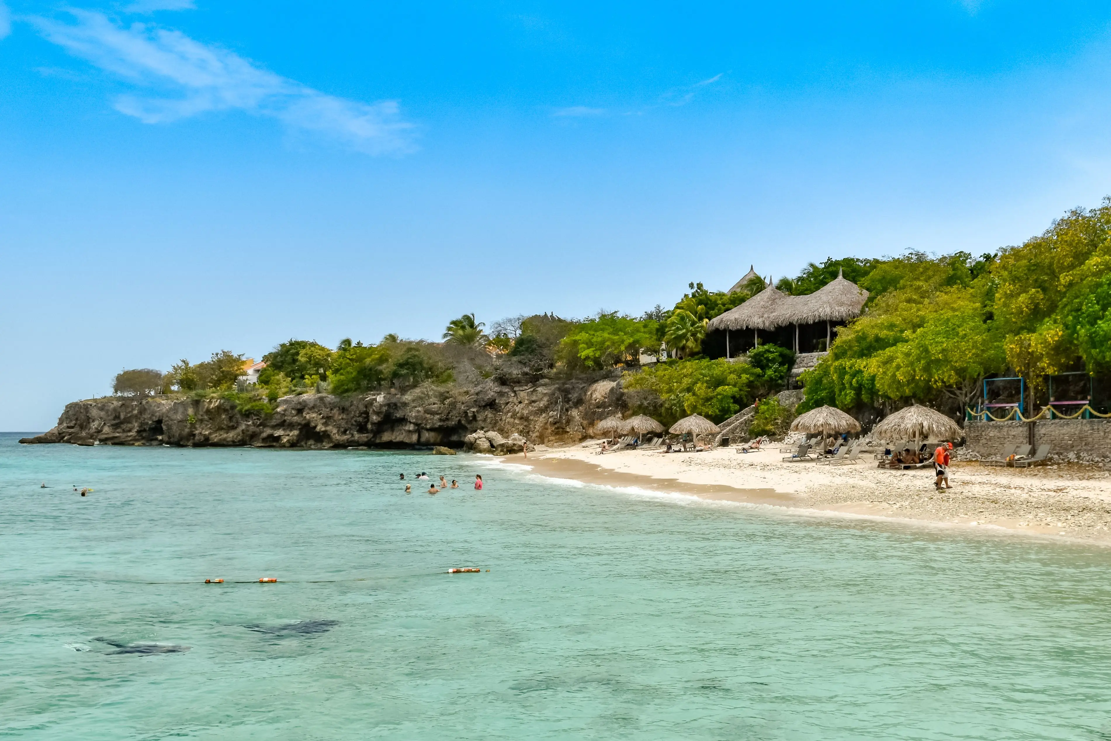 Playa Kalki bei Westpunt auf Curaçao, Klippen und klares Wasser zum Schnorcheln