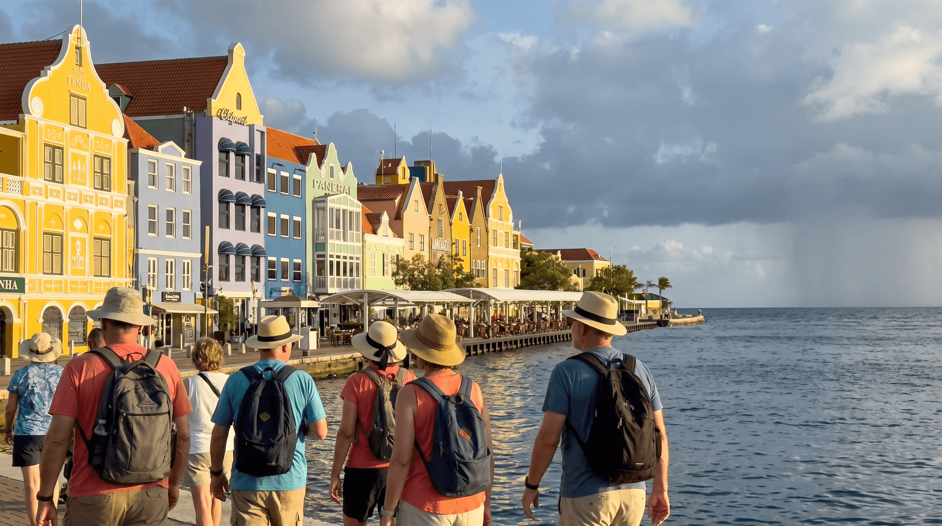 Toeristen wandelen langs de kleurrijke Handelskade in Willemstad op Curaçao