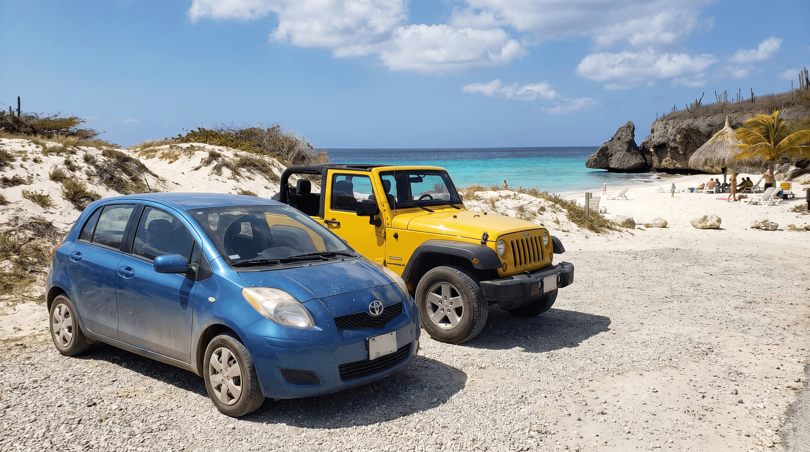 Voiture de location garée près d'une plage à Curaçao