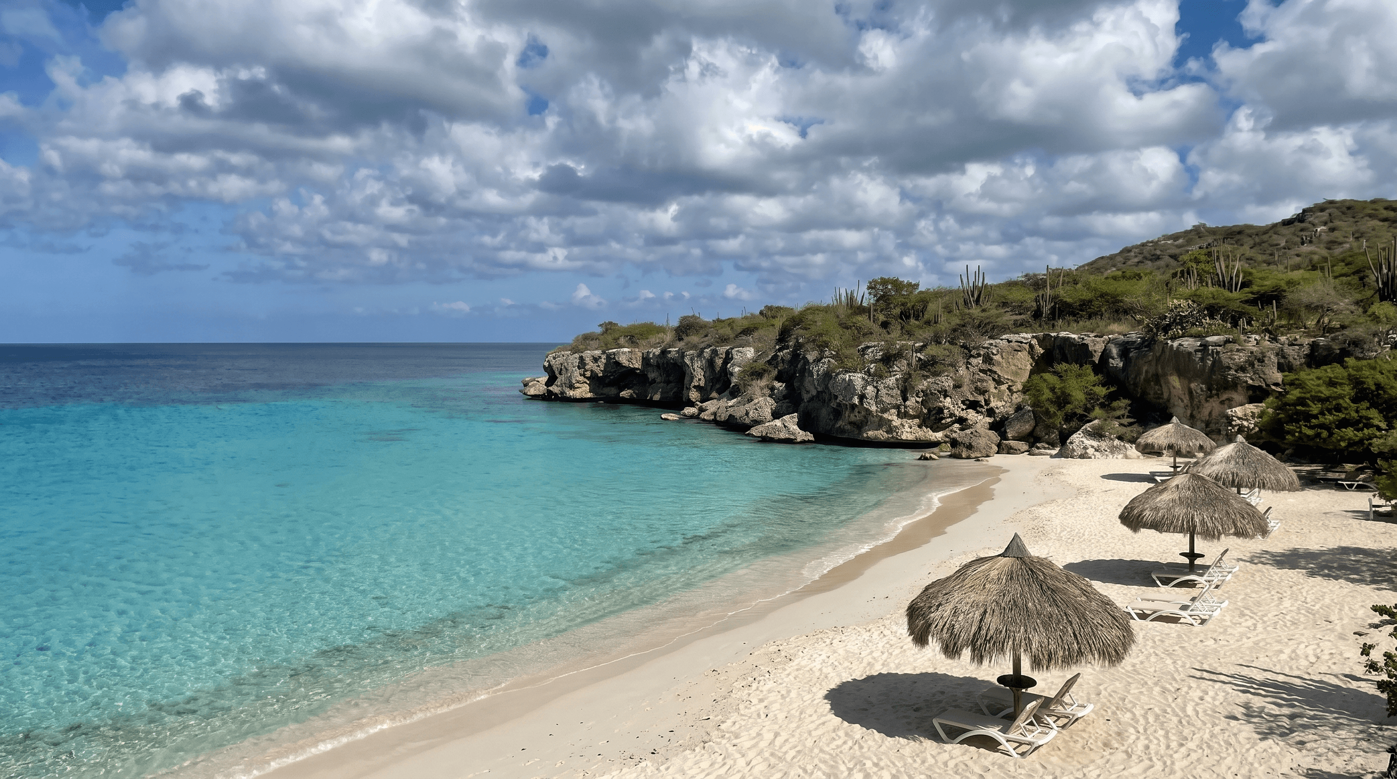 Playa Cas Abao op de westkust van CuraƧao met wit zand, turquoise water en kalkstenen kliffen