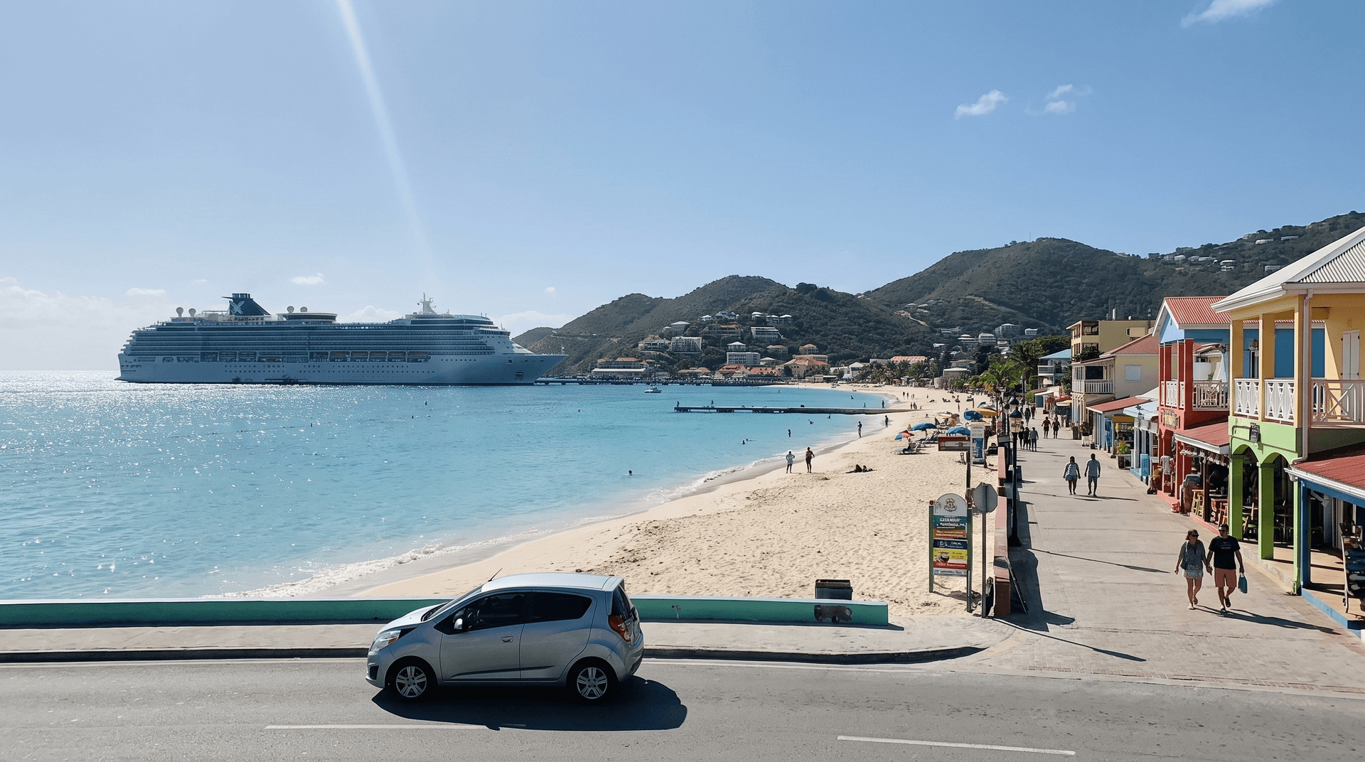 Voiture de location sur le front de mer de Philipsburg, côté néerlandais, avec un navire de croisière dans la baie